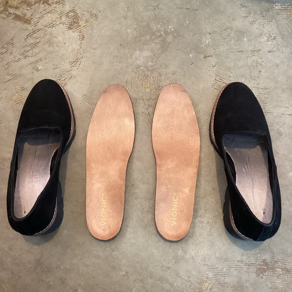 Vionic Willa Wedge Black Suede Lug Sole Slip On Comfort Heel Women’s Size 8 - Picture 8 of 12